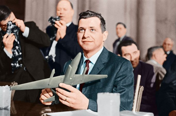 Francis Gary Powers při slyšení před americkým Senátem 6. března 1962, kde popisuje své sestřelení Sověty při průzkumném letu U-2 nad Sverdlovskem 1. května 1960.