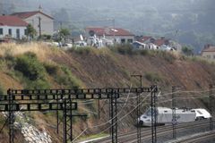Vlaková tragédie ve Španělsku je podivná, říká expert