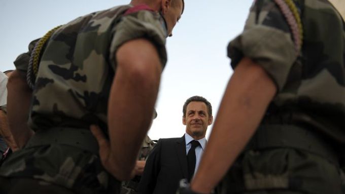 Sarkozy na návštěvě francouzské základny na předměstí Kábulu.