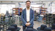 Komunita ortodoxních Židů, žijící převážně v New Yorku a New Jersey, každý rok objedná kolem 30 tisíc klobouků z legendární sevillské továrny Fernandez y Roche, která funguje už 140 let. Letos v květnu však poprvé musela zaplatit v USA desetiprocentní dovozní clo, potvrdil agentuře Reuters ředitel továrny Abraham Mazuecos. Clo mezitím vzrostlo na dvojnásobek a nyní Trump dokonce hrozí EU, že clo zvýší ještě víc.
