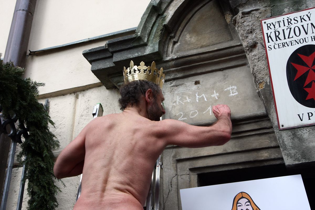 Otužilci u Karlova mostu