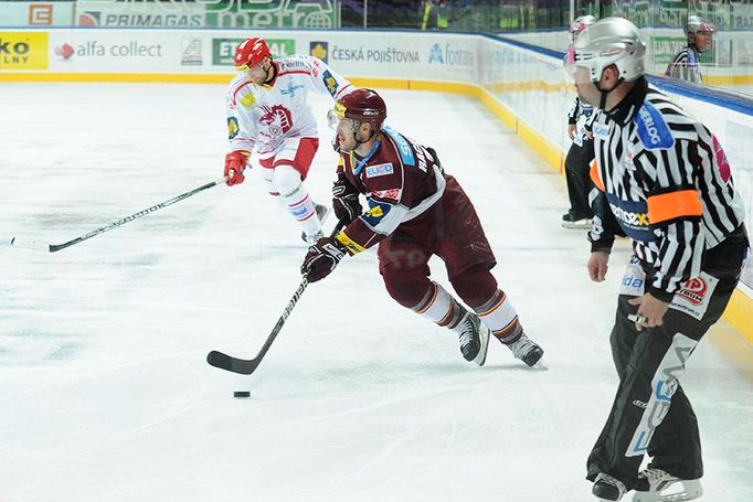 Hokejista pražské Sparty Ivan Rachůnek v utkání 6. kola Tipsport extraligy 2012/13 s Oceláři Třinec.