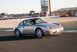 Porsche 911 993 - O něco perspektivnějším veteránem, ale také výrazně dražším než Peugeot 306, je Porsche 911 generace známé jako 993. Fandové už teď vědí, že jde o poslední 911 se vzduchem chlazeným motorem vzadu, což samozřejmě dále navyšuje cenu ojetých exemplářů. Zvláště pokud se budete poohlížet po něčem lepším, než je základní Carrera, a nebude vám vadit ani mladší rok výroby.