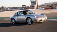 Porsche 911 993 - O něco perspektivnějším veteránem, ale také výrazně dražším než Peugeot 306, je Porsche 911 generace známé jako 993. Fandové už teď vědí, že jde o poslední 911 se vzduchem chlazeným motorem vzadu, což samozřejmě dále navyšuje cenu ojetých exemplářů. Zvláště pokud se budete poohlížet po něčem lepším, než je základní Carrera, a nebude vám vadit ani mladší rok výroby.