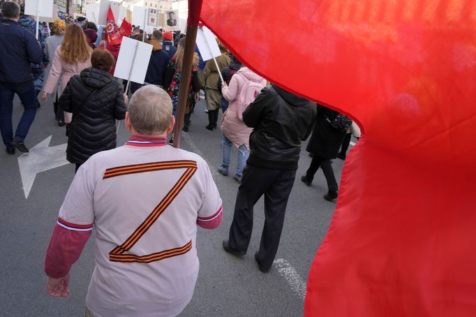 Demonstrant v Petrohradu s písmenem Z, symbolem ruských vojsk na Ukrajině. Dezinformátoři tvrdí, že Ukrajina chystala chemický útok na Rusko, proto Kreml vojensky zasáhl.