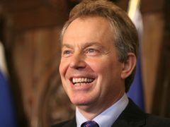 Usmívající se ministerský předseda Tony Blair pomalu končí. Do smíchu mu v současnosti příliš není.