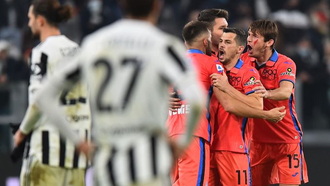 Hráči Atalanty slaví gól do sítě Juventusu