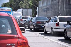 Nehoda felicie a náklaďáku zablokovala silnici R7 u Slaného