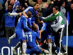 Po třetím gólu Drogby už bylo takřka rozhodnuto. Fotbalisté Chelsea se radují.