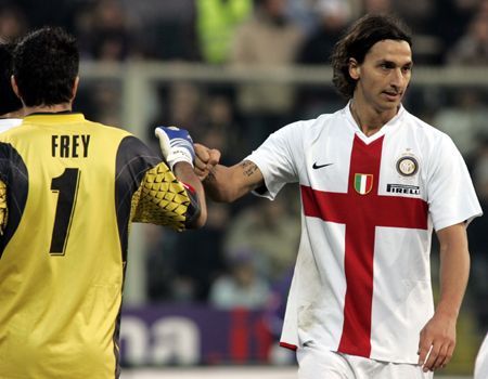 Zlatan Ibrahimovič gratuluje brankáři Fiorentiny Freyovi k zákroku
