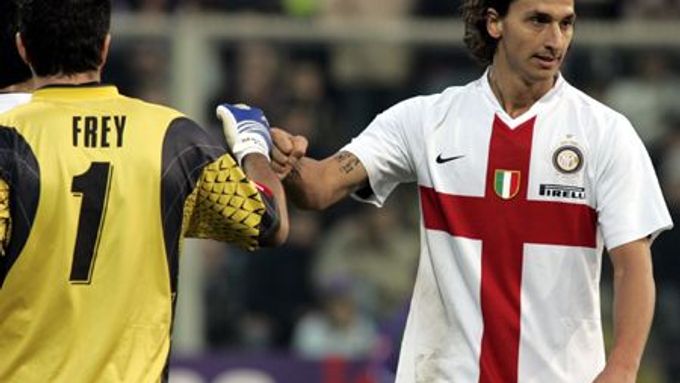 Zlatan Ibrahimovič gratuluje brankáři Fiorentiny Freyovi k zákroku během zápasu Interu s Fiorentiníou.
