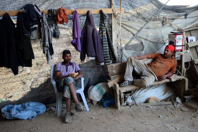 12 Titulek: Gaza's tunnel mugglers on Egypt border idle Popis: Palestinian workers rest outside a smuggling tunnel in Rafah, on the border between Egypt and the southern Gaza, October 8, 2013. Gaza's tunnel smugglers along the border with Egypt are mostly idle these days. Since the summer, Egypt's military has tried to destroy or seal off most of the smuggling tunnels under the Gaza-Egypt border, a consequence of the heightened tensions between Cairo and the Hamas government in Gaza which is suffering a bad economic recession.