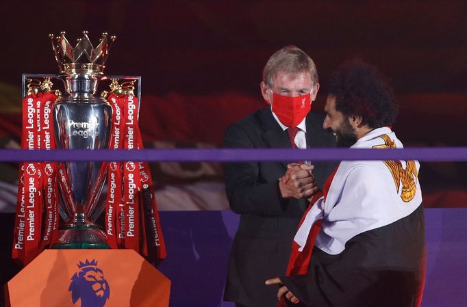 Liverpool slaví titul po 30 letech (Kenny Dalglish a Mohamed Salah)