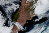 Kvalitní snímky je družice GOES-16 navíc schopná pořizovat každých 15 minut a zachytit na nich celou západní polokouli. Tyto fotografie byly pořízené v polovině ledna. Na snímku je vidět jižní cíp jihoamerického kontinentu.