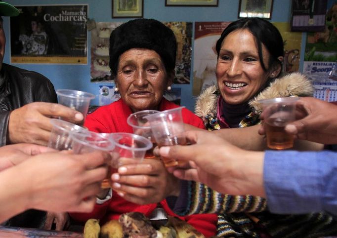 Gladys Tejeda (R), the first Peruvian athlete who qualified for the 2012 London Olympic Games, and her mother Marcelina Pucuhuaranga give a toast at their home in the Andean province of Junin May 13, 2012. A private company will take Pucuhuaranga, 69, to London as part of the "Thank you Mom" program. For Pucuhuaranga, who received her first passport, it will be the first time travelling out of Peru. The program will take about 120 mothers of different athletes around the world to attend the games. Tejeda, the youngest of nine children, returned to her hometown to visit her mother and to focus on training where she will run more than 20 km every day in the highlands (over 4,105 meters above sea level). Picture taken May 13, 2012. REUTERS/Pilar Olivares (PERU - Tags: SPORT ATHLETICS OLYMPICS) Published: Kvě. 17, 2012, 5:09 odp.