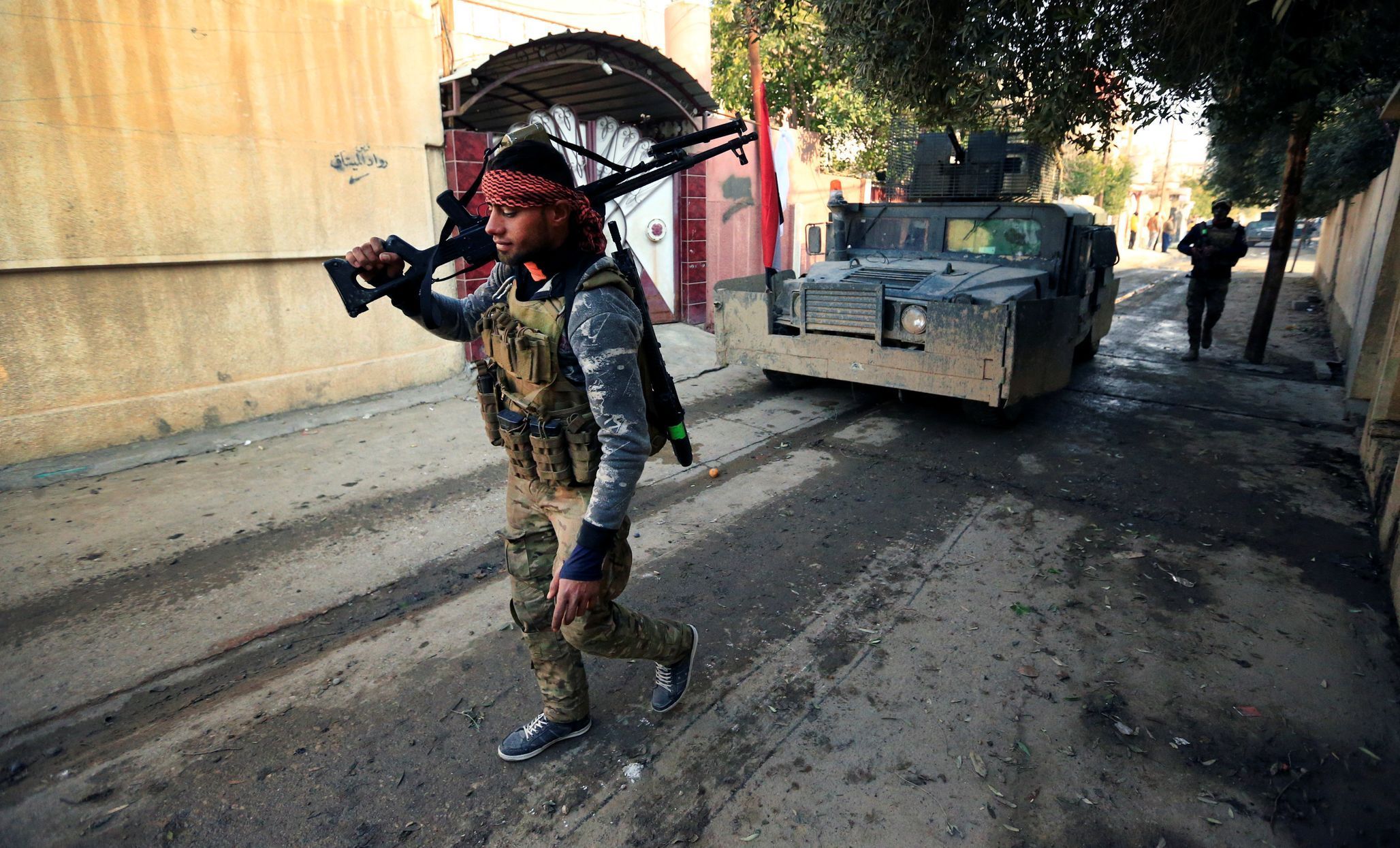 Irácký voják v mosulské čtvrti Mísák.