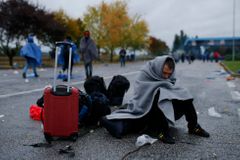 Živě: Unie by měla dopravovat běžence do Evropy sama, říká německý vicekancléř