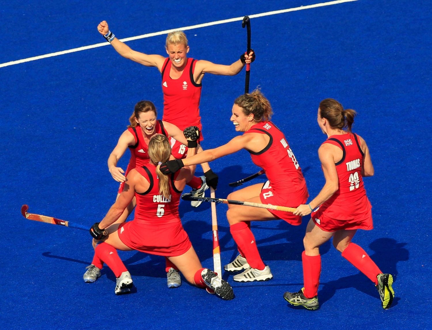 Britské pozemní hokejistky se radují z vítězství nad Novozélanďankami v utkání o bronz na OH 2012 v Londýně.