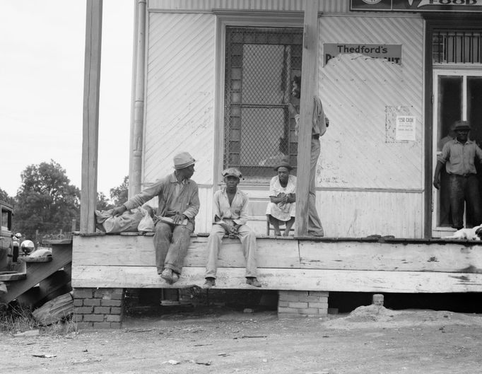 Černoši na zápraží obchodu, plantáž v Mississippi, 1936.