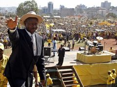 Ugandský prezident Yoweri Museveni zdraví své příznivce během předvolebního mítinku na letišti Kololo v hlavním městě Kampale.