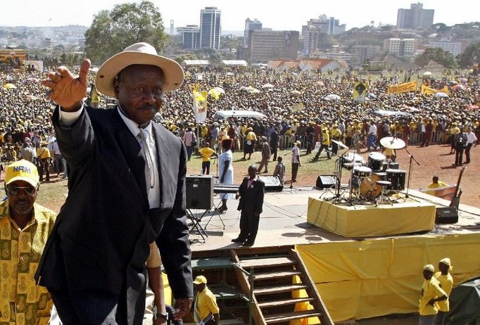 Ugandský prezident Yoweri Museveni zdraví své příznivce během předvolebního mítinku na letišti Kololo v hlavním městě Kampale.