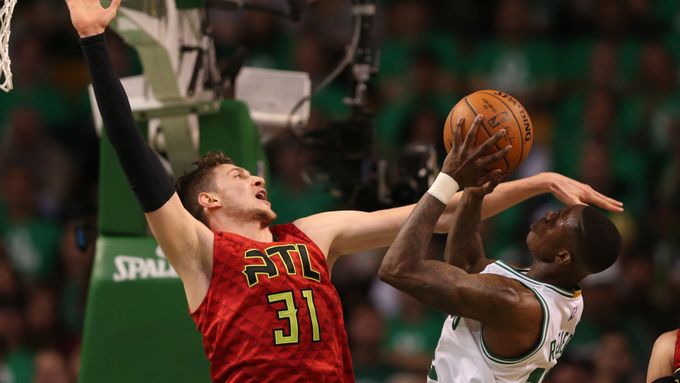 Mike Muscala a Terry Rozier