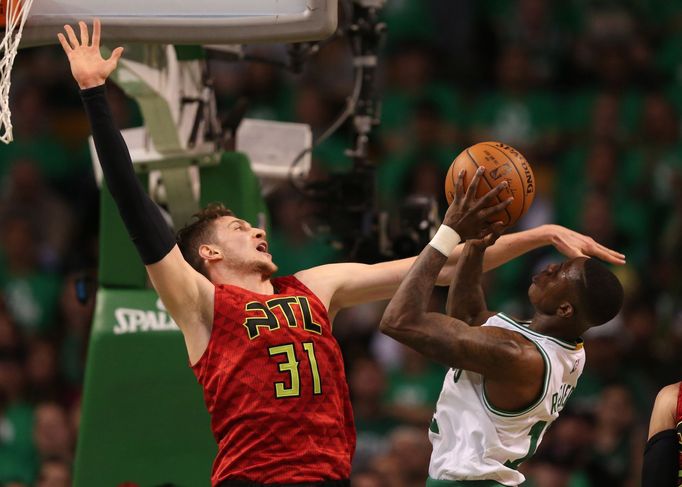 Mike Muscala a Terry Rozier