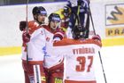 Hokejová extraliga 2018/19: Radost olomouckých hokejistů (zleva Vilém Burian, Petr Strapáč a Martin Vyrůbalík)