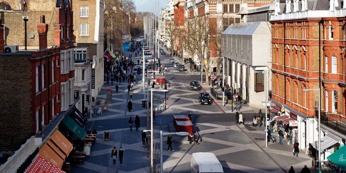 Úprava Exhibition Road, Dixon Jones Ltd, Londýn, 2009-2011, foto (c) Royal Borough of Kensington and Chelsea Hlavní ulice londýnské oblasti Albertopolis, sousedící s Victoria and Albert Museum či Imperial College of London, byla rušným místem plným aut a bez respektu k pěším. V současné chvíli je na Exhibition Road regulovaná doprava, byla obnovena dlažba a odstraněny architektonické bariéry.