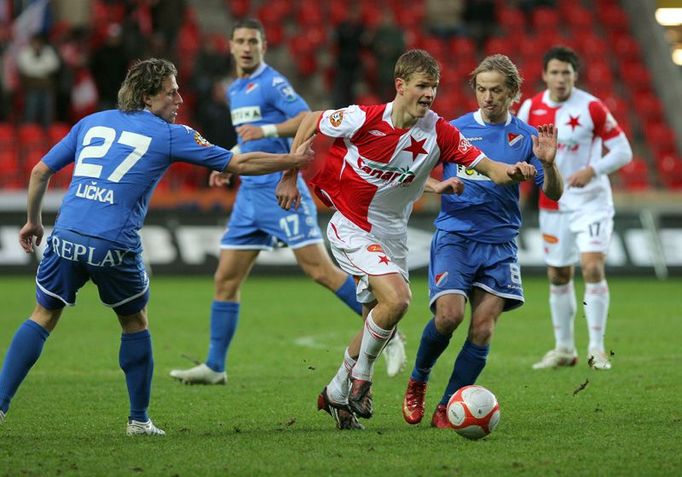 Mário Lička a Rudolf Otepka z Baníku se snaží zastavit rozběhlého Petra Jandu.