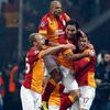 Liga mistrů, Galatasaray . Schalke 04:  Burak Yilmaz (vpravo) slaví gól