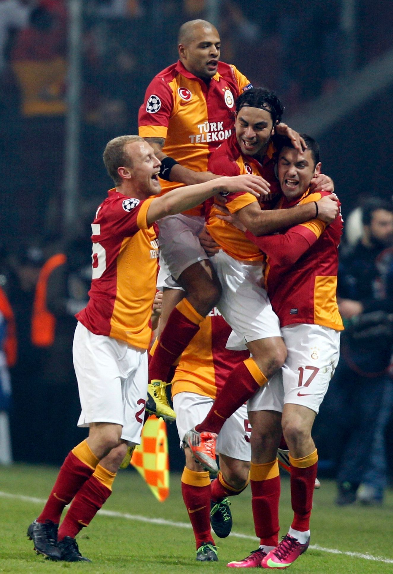 Liga mistrů, Galatasaray . Schalke 04:  Burak Yilmaz (vpravo) slaví gól