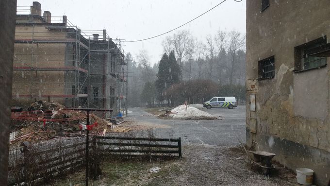 Evakuovaná osada Bořiny je v těsném sousedství továrny.