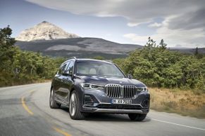 BMW X7 je Karlštejn na kolech. Jak se jezdí s největším evropským SUV?