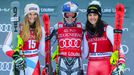 Druhá Corinne Suterová, vítězná Ester Ledecká a třetí Stephanie Venierová v cíli vítězného sjezdu Světícího poháru v Lake Louise