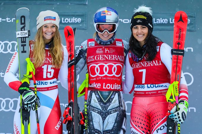 Druhá Corinne Suterová, vítězná Ester Ledecká a třetí Stephanie Venierová v cíli vítězného sjezdu Světícího poháru v Lake Louise