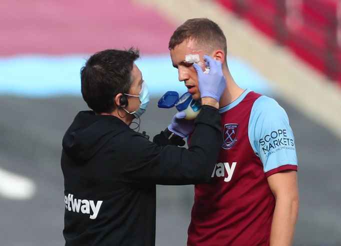 Zraněný Tomáš Souček v zápase West Ham United - Tottenham