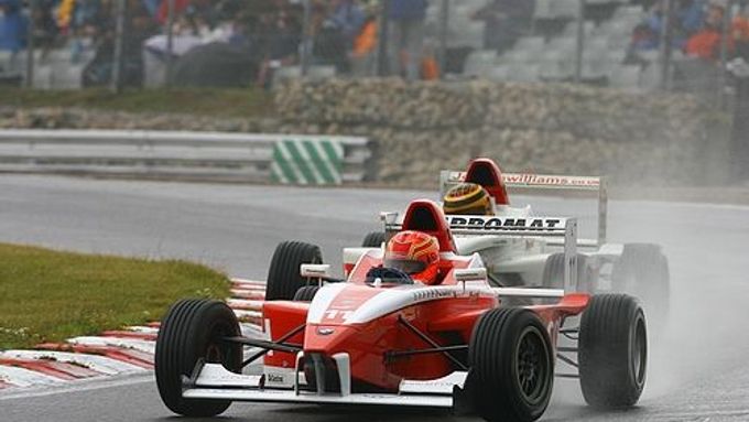 V prvním závodě Formule BMW na Brands Hatch pršelo. Josef Král (vpředu) bojuje s Jordanem Williamsem.