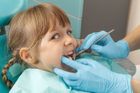Děti mají v puse stále něco sladkého a kazů přibývá, říká zubařka. Viní z toho rodiče