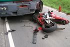 Motocyklistka ležela na silnici, přejel ji náklaďák