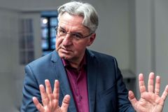 Spekuluje se o návratu politického matadora. Náhrada za Turka tvrdě narazí na Hradě