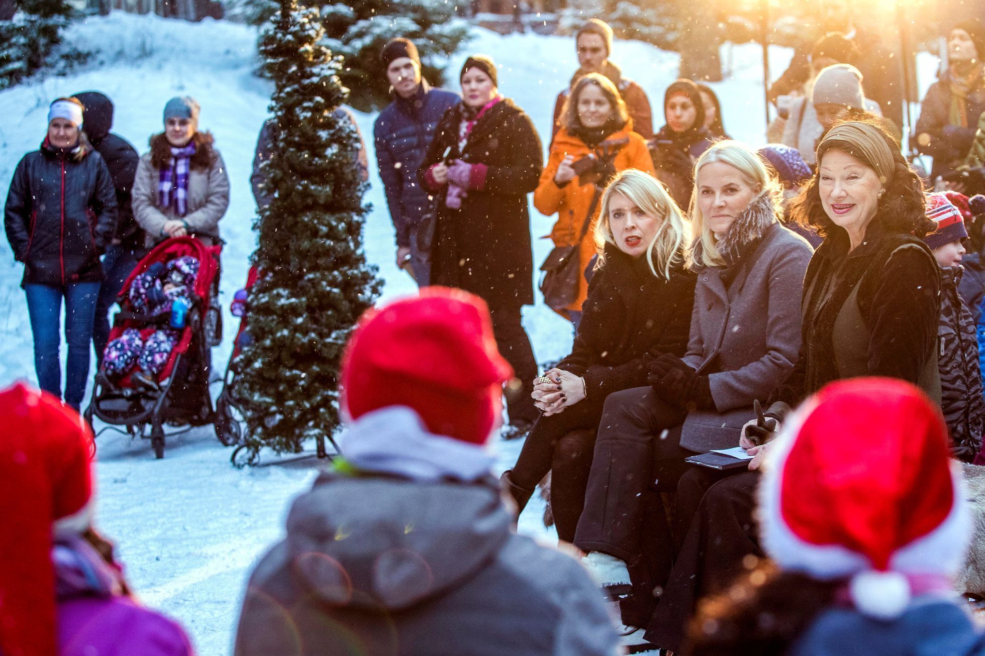 Norská korunní princezna Mette-Marit poslouchá zpěv koled v azylovém centru nedaleko Osla