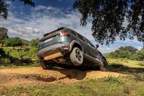 I myslivci budou muset nabíjet. Dacia Duster do zásuvky ale o oblíbenou věc nepřijde