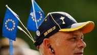 Tento fanoušek se vymódil vlaječkami EU.
