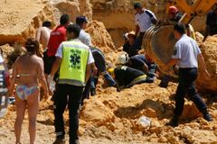 Zřícená skála na portugalské pláži zabila pět lidí