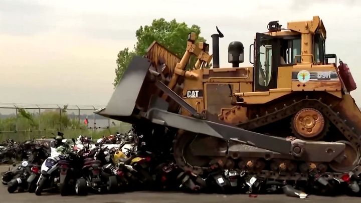 Záběry, které obletěly svět. Buldozer na příkaz starosty rozdrtil stovku motorek; Zdroj foto: Aktuálně.cz/Reuters