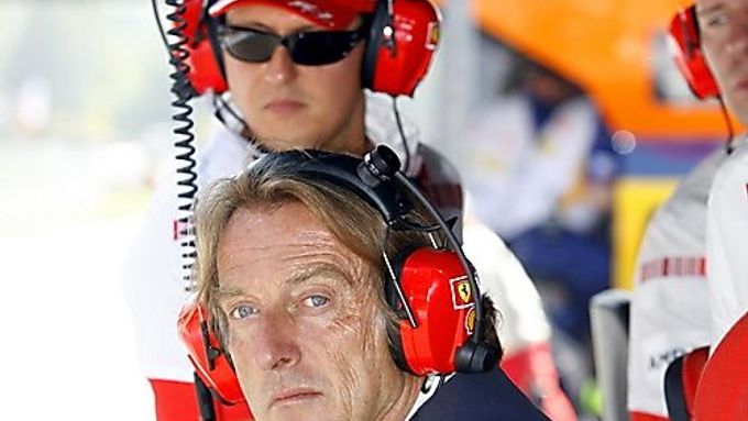 Prezident Ferrari Luca di Montezemolo (vpředu) v boxech v Monze spolu se sedminásobným mistrem světa Michaelem Schumacherem.