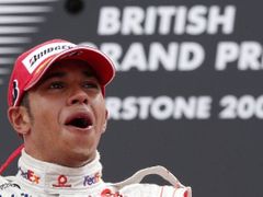 Slzy štěstí. Lewis Hamilton dokázal vyhrát Velkou cenu Velké Británie formule jedna.