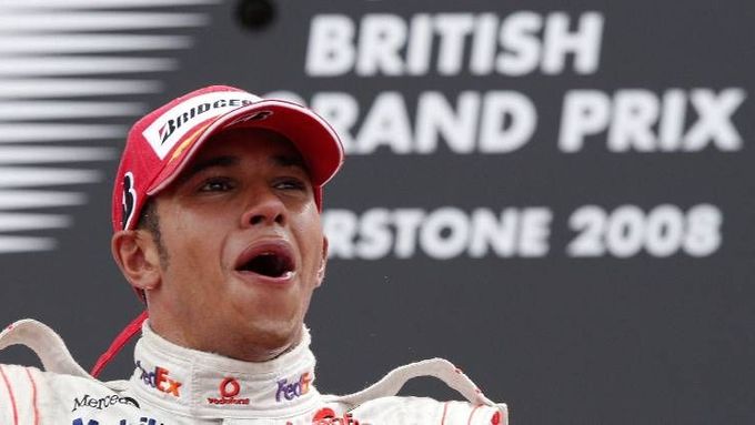 Obrazem: Slzy štěstí. Lewis Hamilton dobyl Anglii