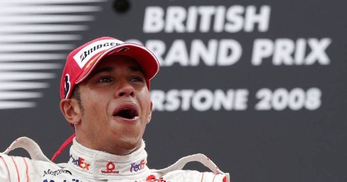 Slzy štěstí. Lewis Hamilton dokázal vyhrát Velkou cenu Velké Británie formule jedna.